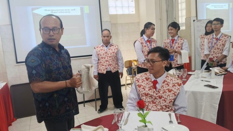 Peserta Pelatihan Perhotelan Dalami Pengetahuan Menu, Tata Hidang, dan Sequence of Service