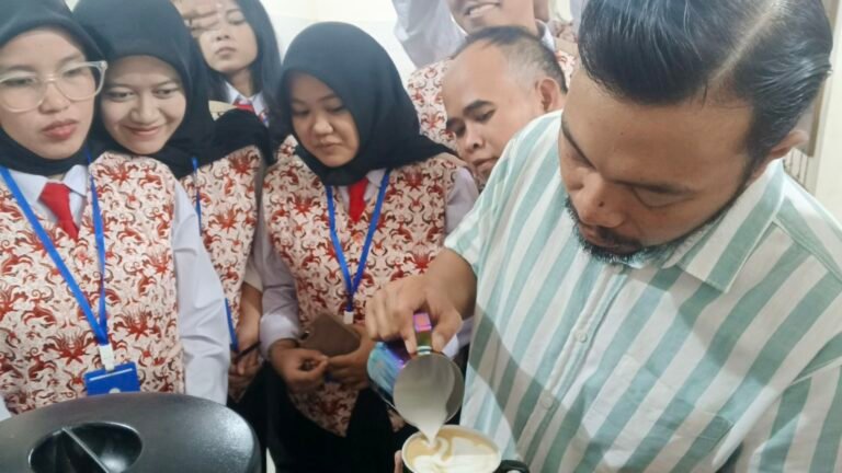 Rizky Rahman Kupas Seni Kopi di Pelatihan Surabaya Hotel School